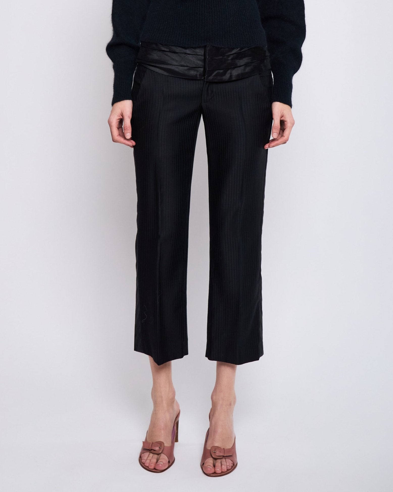 Discover the Nolita NYC Capri Pants – a 33-inch length, 15.5-inch waist low-rise pant, made in Italy. In very good condition, modeled by someone 5'11" tall.