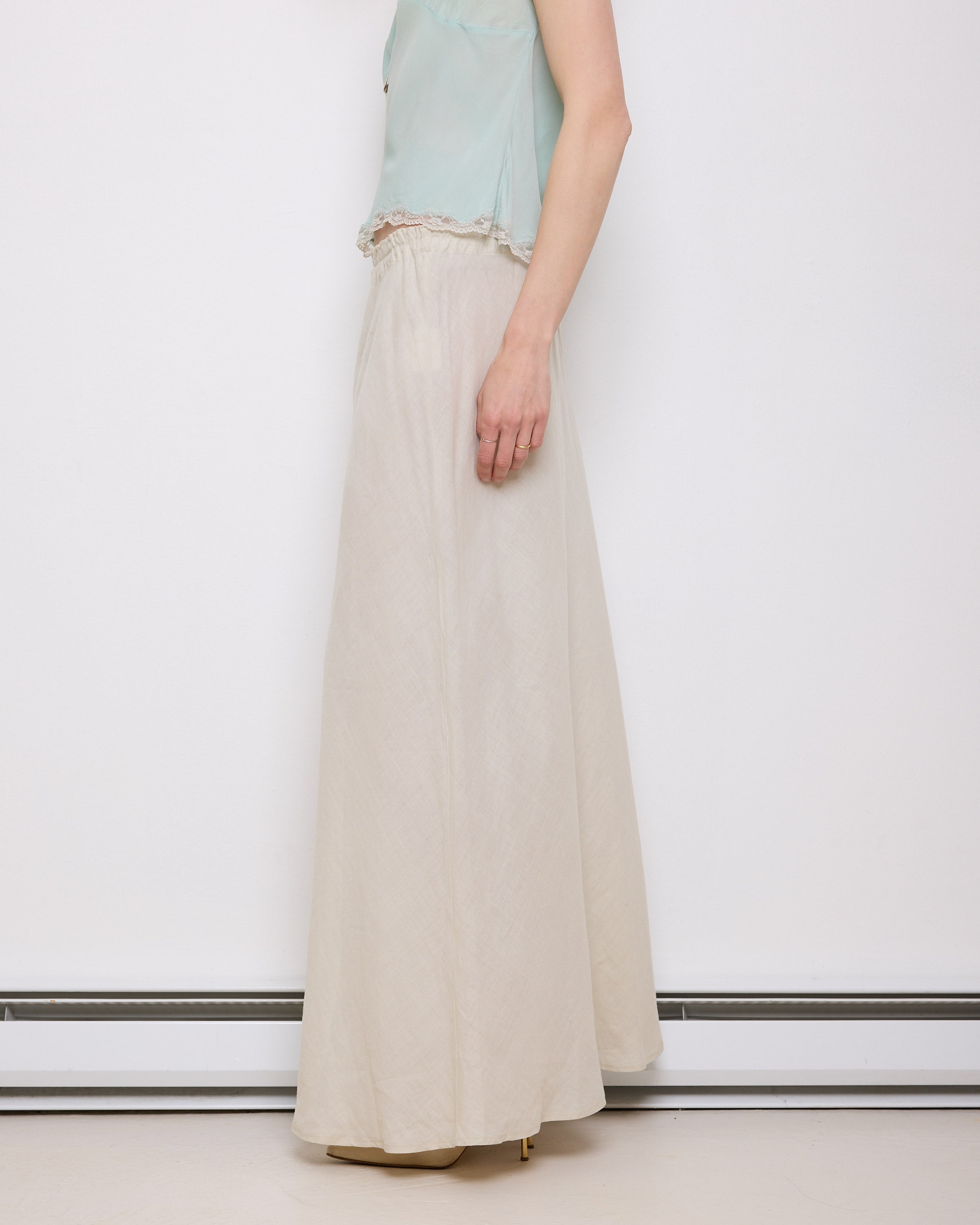 Vintage White Linen Skirt, 42-inch length, 16-inch waist, suggested size M/L. Model is 5'11"