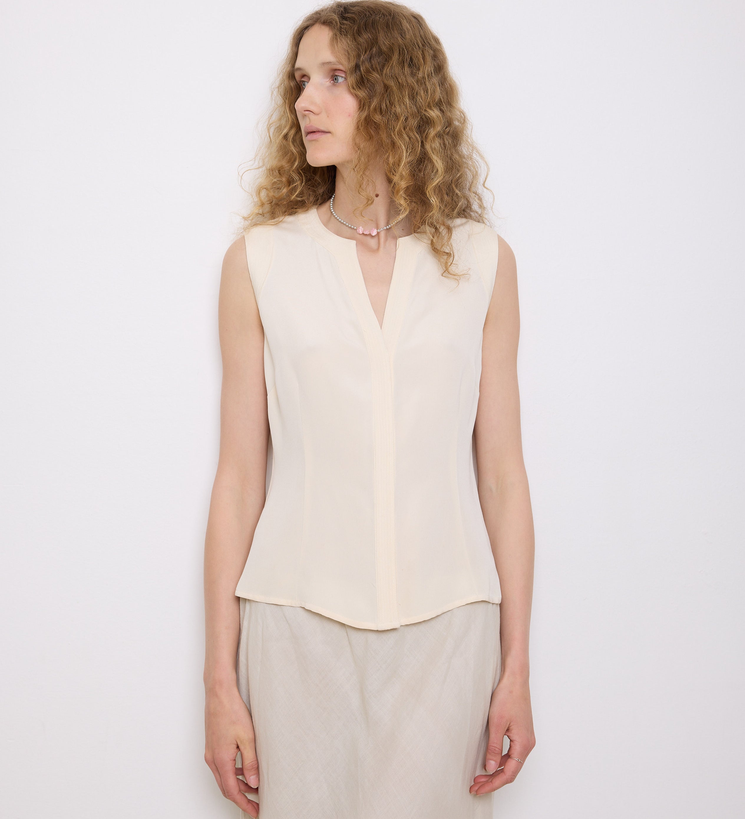 Jones New York Silk Vest, 100% silk, 23-inch length, size 6. Model is 5'11", very good condition