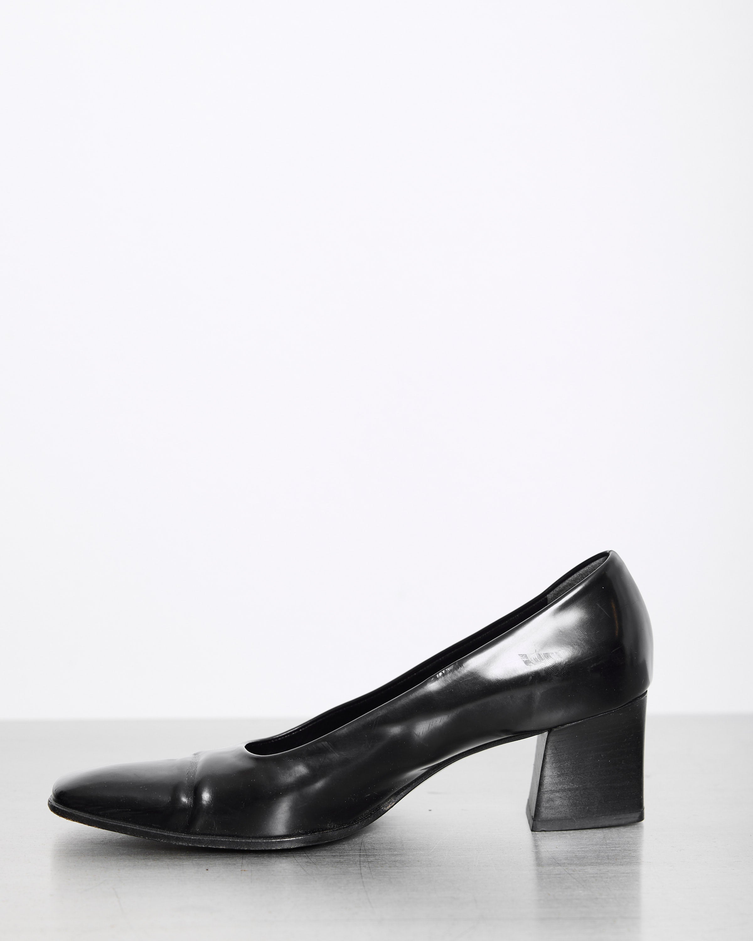 Discover the Prada Black Shoes – size 37 vintage designer footwear, featuring a sleek, elegant silhouette. In worn condition due to age (see pictures for details).