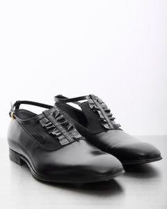 Discover the Gucci Mary Janes – a UK men’s size 6 vintage designer shoe, offering sophisticated style. In very good condition, with some wear and a broken line in the front (see photos).