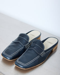 Discover the Staud Mules – a size 39 modern, sleek mule, designed for versatile styling. In perfect condition.