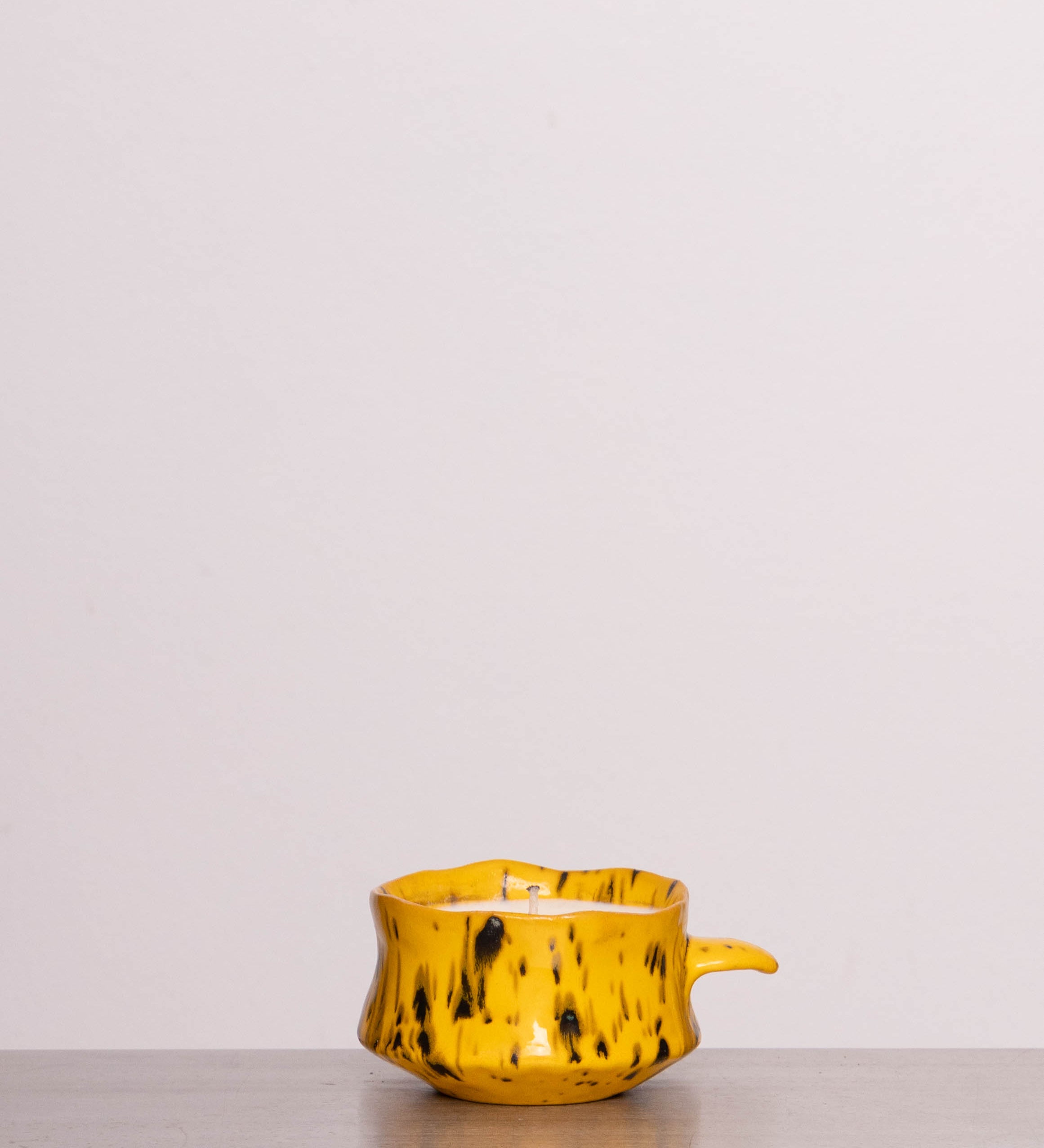 Discover the Savruk Candle KALABANYA – a ceramic soy wax candle with notes of eucalyptus, marshmallow, and oak, evoking nostalgic childhood joy and rainy-day adventures.